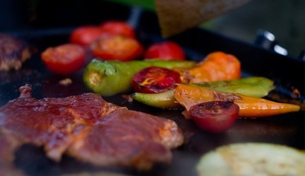 Les secrets pour choisir la meilleure table de plancha inox pour vos barbecues d'été