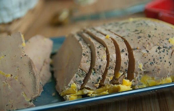 Découvrez les secrets de fabrication du foie gras de canard et trouvez les meilleures offres en ligne