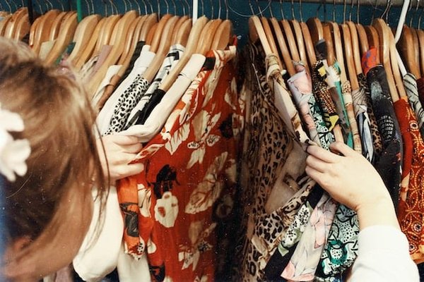 Affirmer son style : Conseils pratiques pour une garde-robe unique